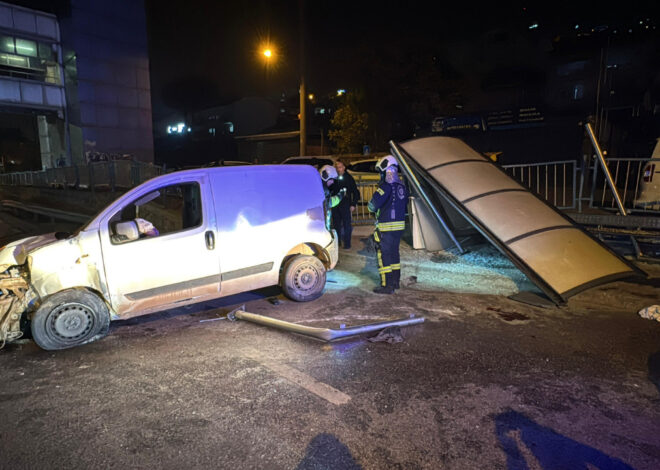 Feci kaza… Otomobil otobüs durağını yerle bir etti